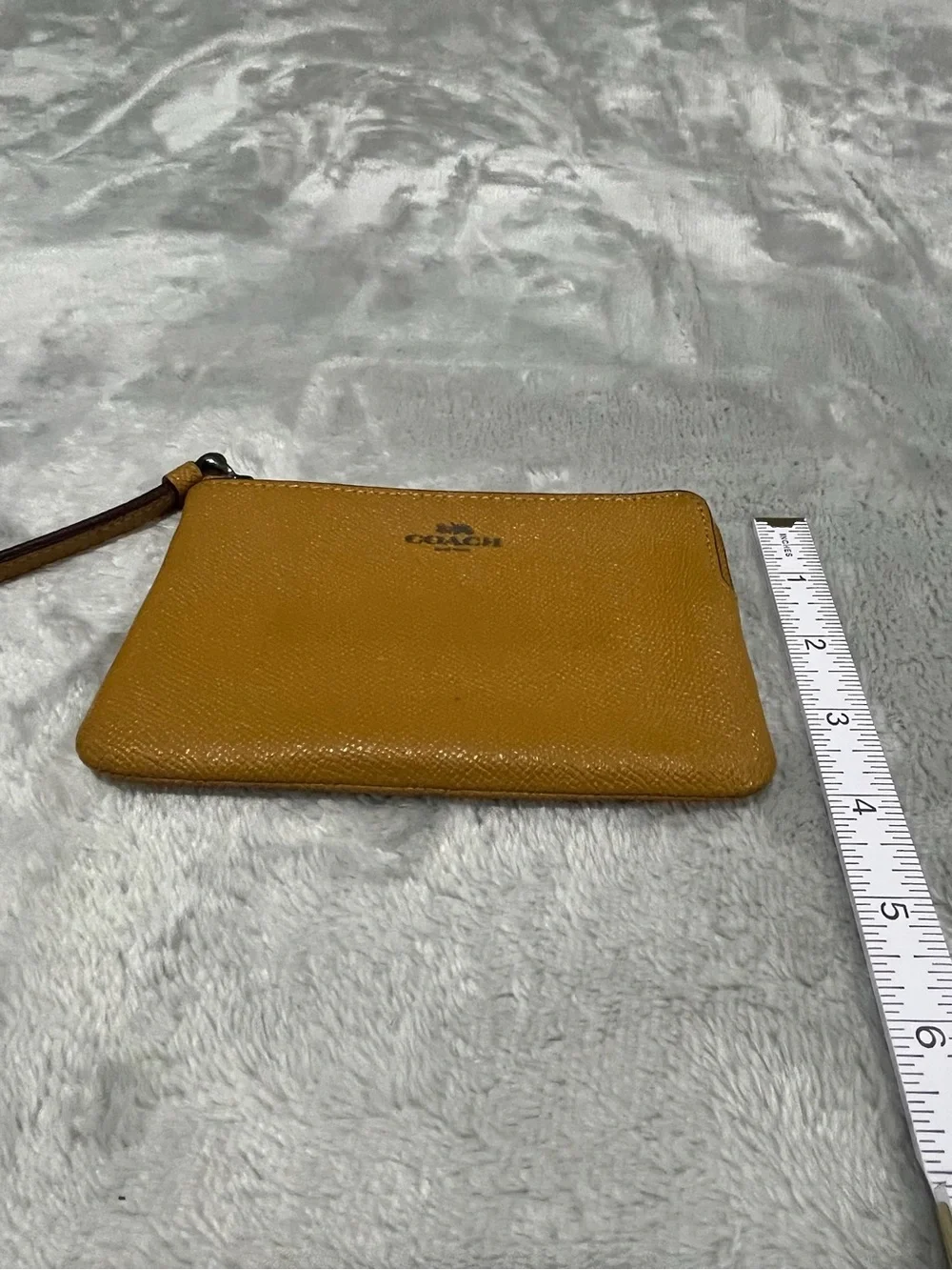Coach Corner Zip Wristlet in Crossgrain Leather – Mustard Yellow / Honeycomb